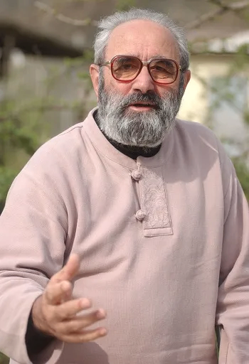 나이 들고 붉은 뿔테 안경을 쓴 벨기에 사람 지정환 신부가 분홍색 한복을 입고 있음