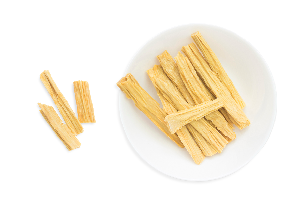 흰 접시에 여러 푸주가 올려져있고 좌측 바닥에 푸주가 놓여있음