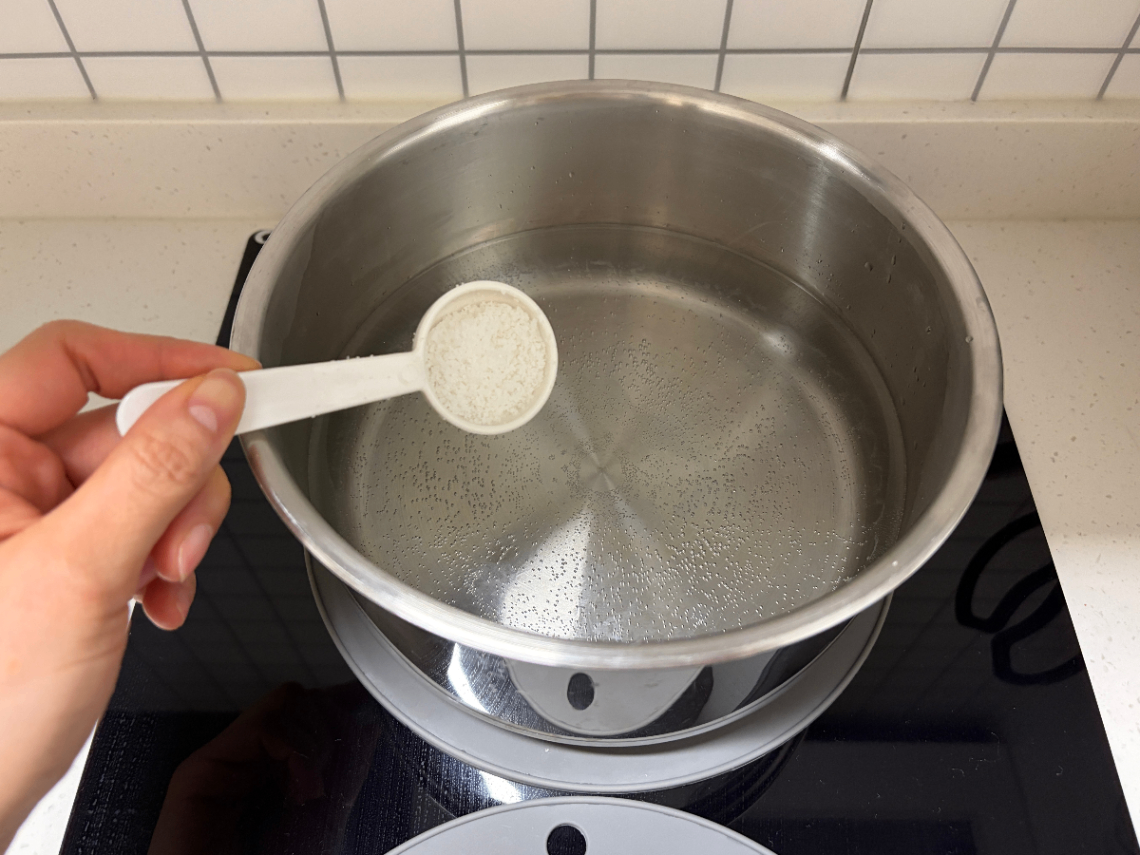 냄비에 물과 소금을 넣는 사진