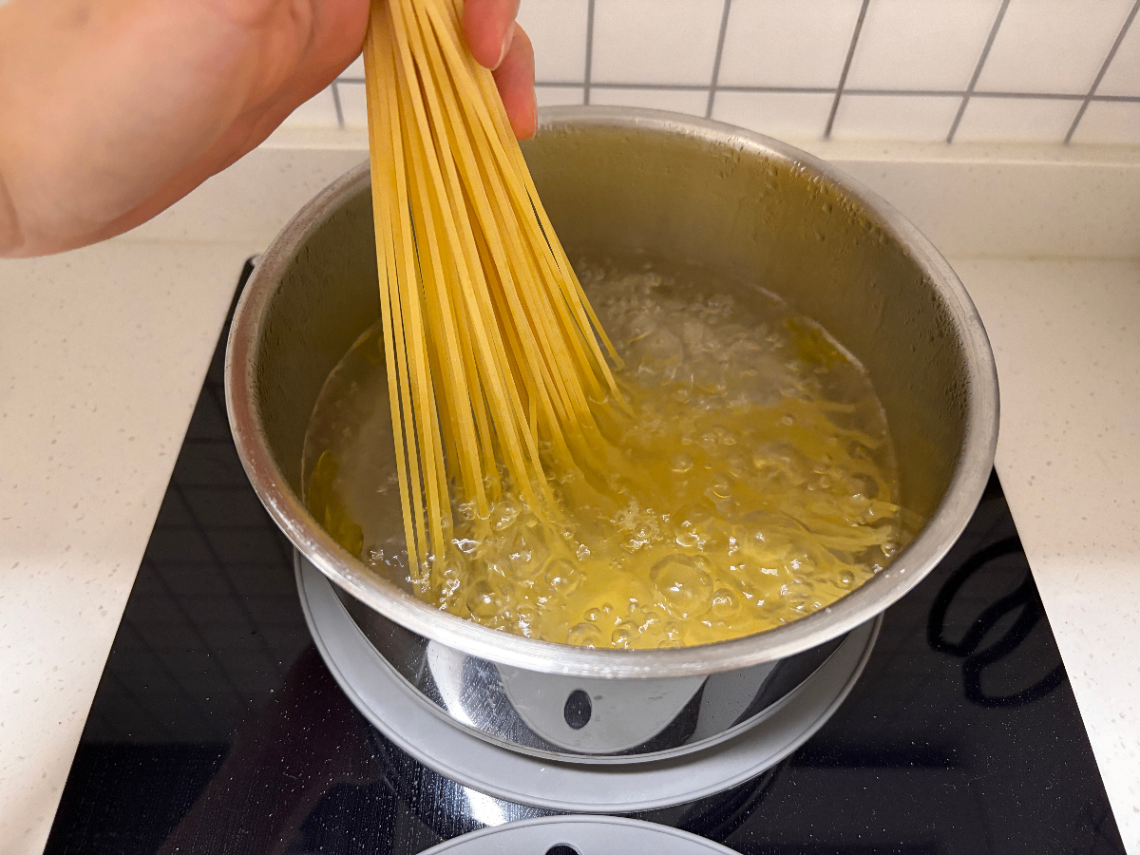 끓는 소금물에 파스타 면을 넣는 사진