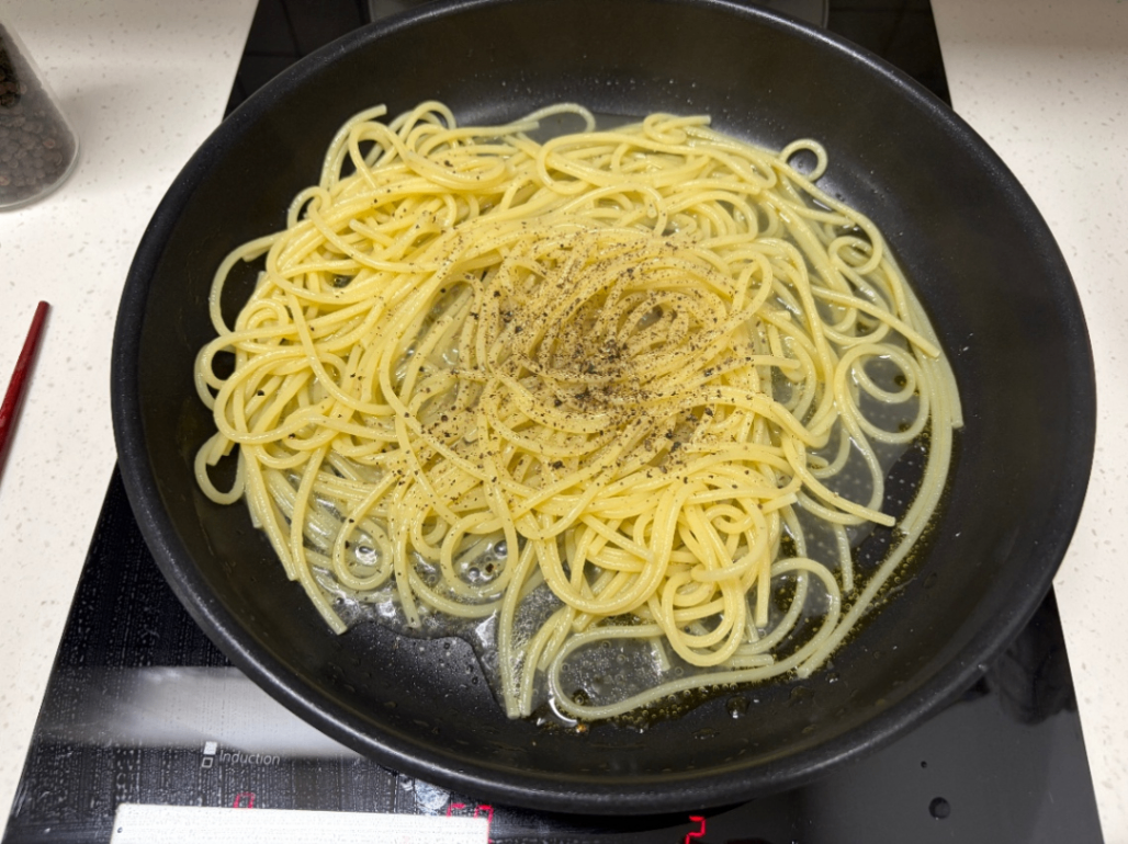 팬에 후추, 면수를 넣은 사진