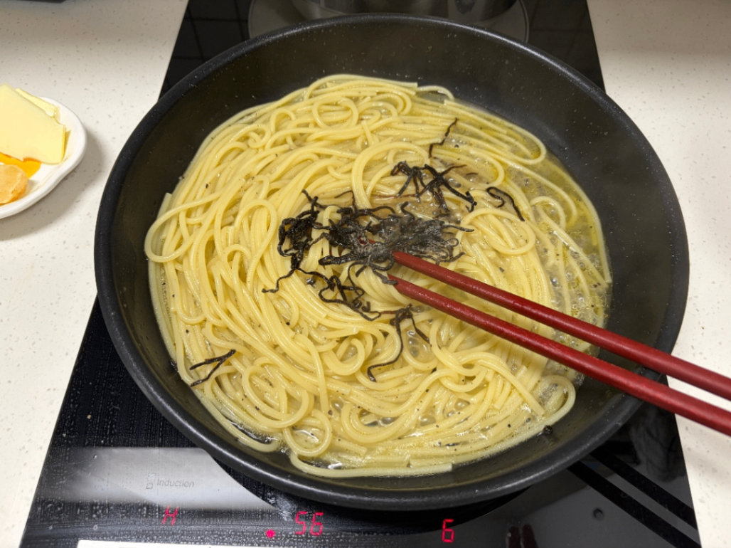 팬에 시오콘부를 넣은 사진