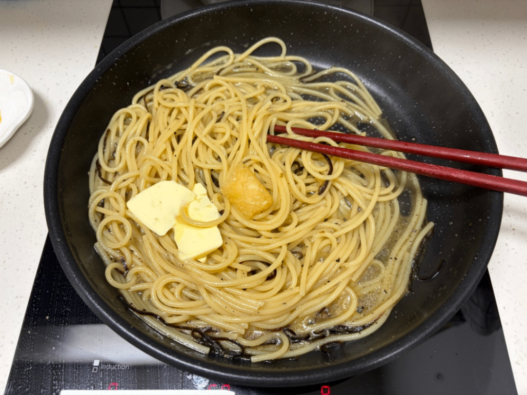 팬에 다진 마늘과 버터를 넣은 사진