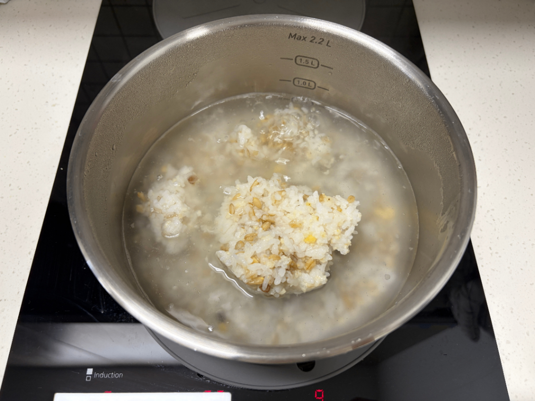 냄비에 물, 찬밥을 넣고 끓이는 사진