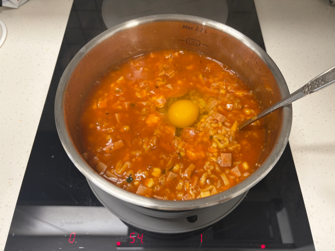 냄비에 계란을 넣어 풀어주는 사진