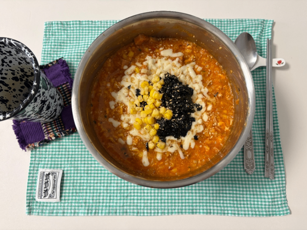 위에 치즈, 김가루, 스위트콘, 참기름을 얹어준 사진