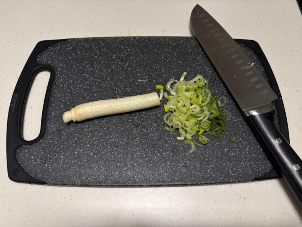 파를 도마 위에 다져 썰어준 사진