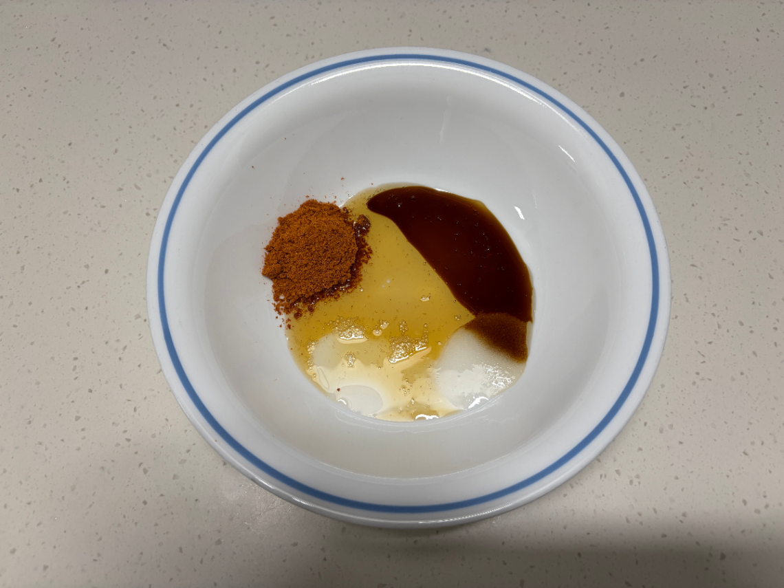 분말스프, 간장, 식초, 설탕 등을 한 그릇에 넣은 사진