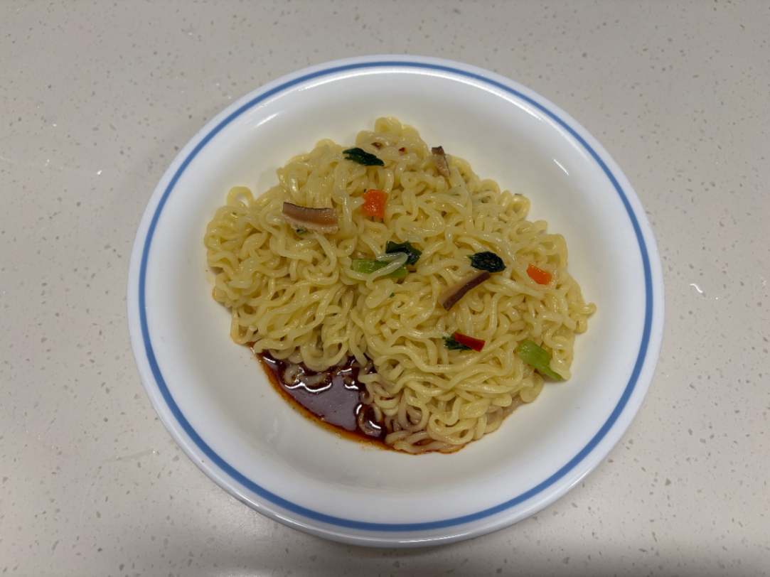 소스와 면을 함께 그릇에 담은 사진