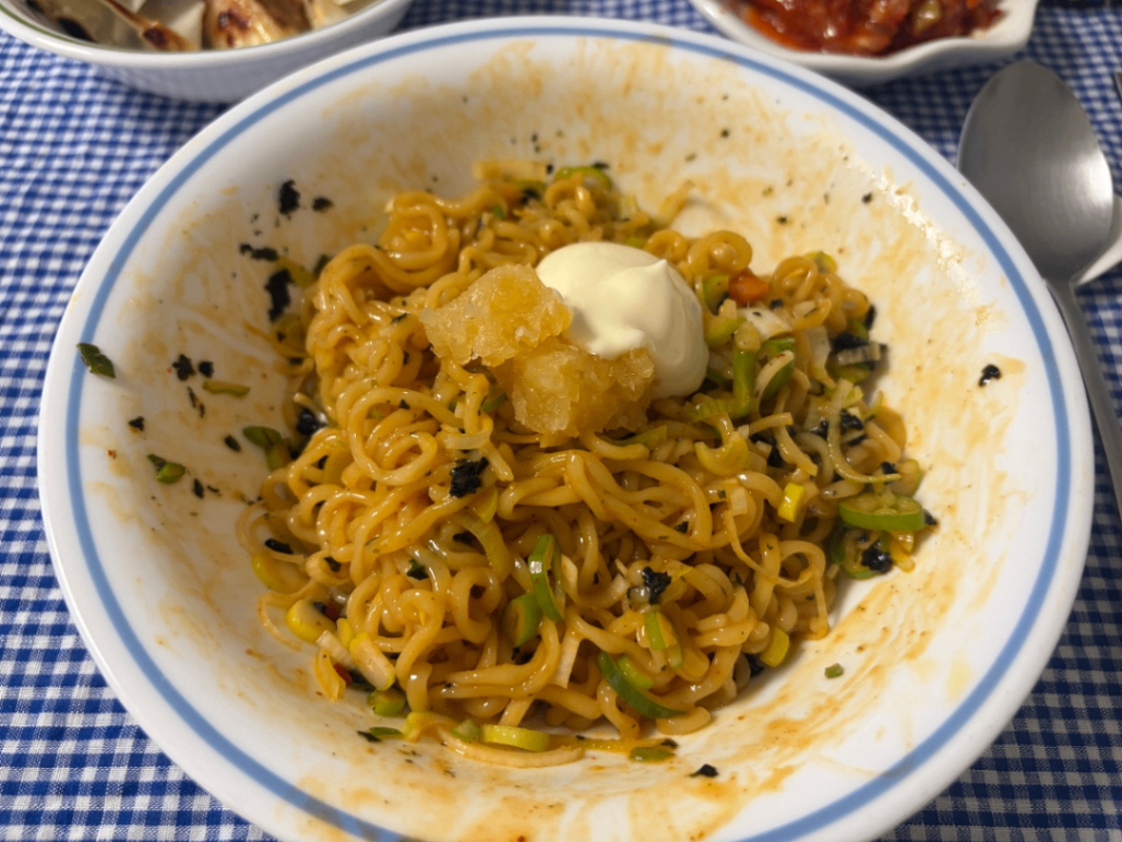 면에 다진 마늘ㆍ마요네즈를 얹어준 사진